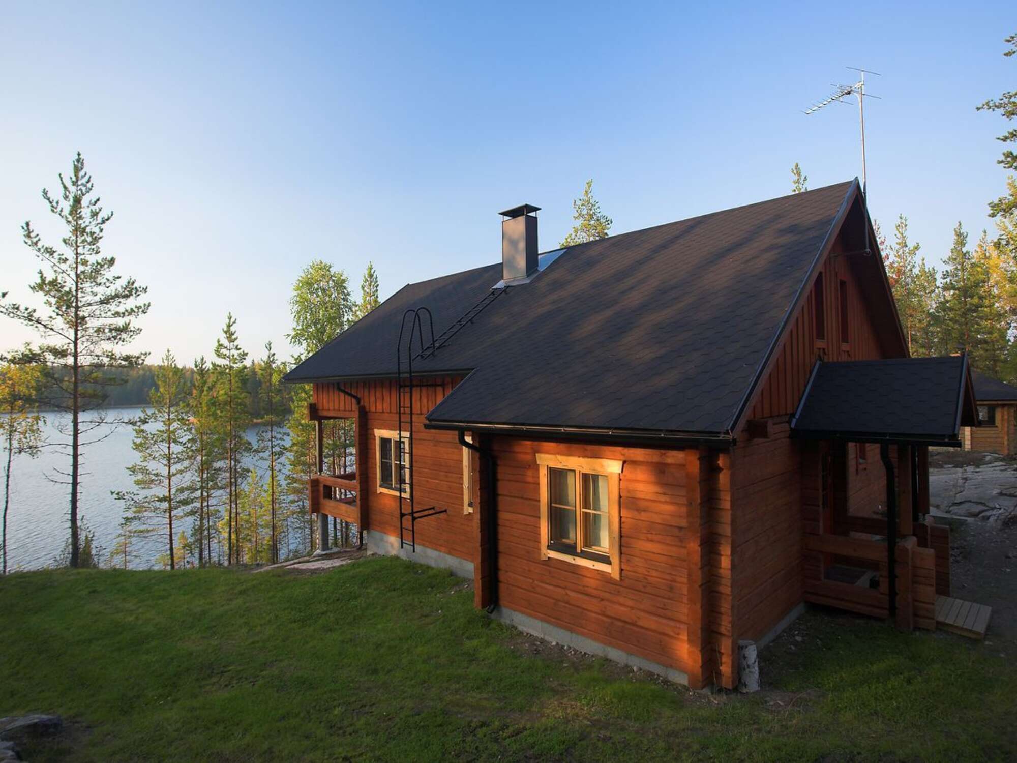 Деревянный дом на реке. Финляндия турбаза река лес. Домик у озера. Домик на берегу реки. Домик на берегу озера.