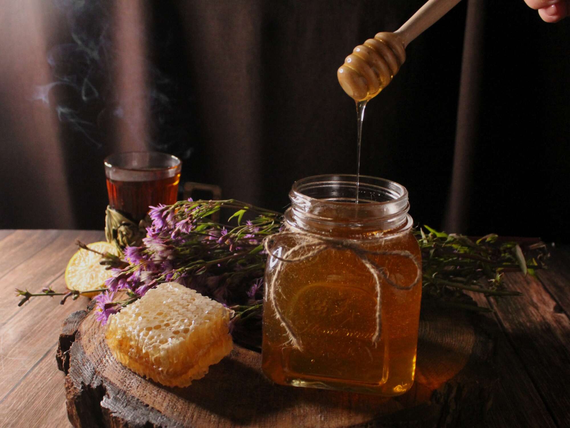 Попил чай с медом. Чай с медом. Чаепитие с медом. Горячий мёд. Мед с чаем.